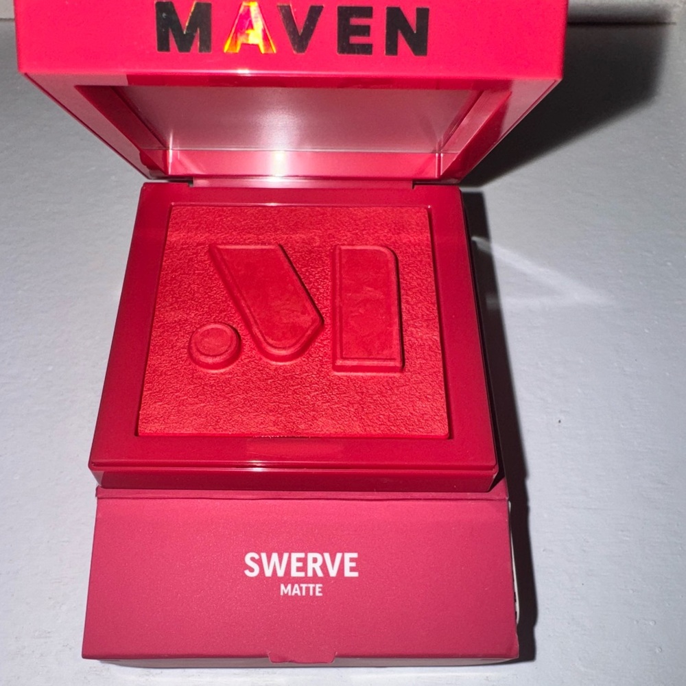 MAVEN BEAUTY Matte Blush in Swerve
Brand New in Box high pigment mica powder